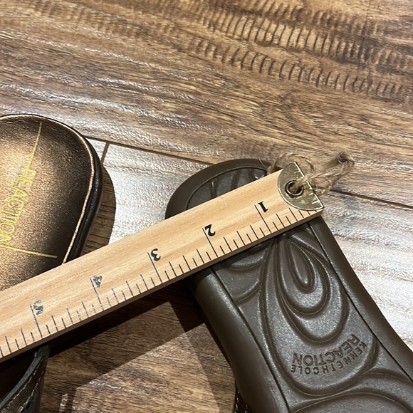 Kenneth Cole Reaction beaded thong sandals - Picture 9 of 10